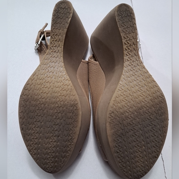 Michael Kors Charm Wedge Open Toe Sandal In Cement   Size 8.5 - Picture 11 of 13